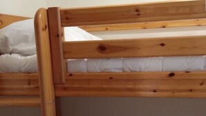 A bunk bed with wooden slats and white bedding. - Cozy Studio for 4, Near Cernix Center and Slopes (Crest-Voland)