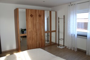 3 bedrooms, travel cot, WiFi, bed sheets