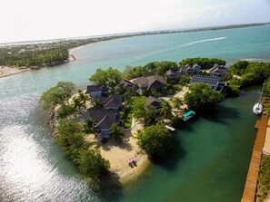 Un quartier résidentiel situé sur la côte, avec des maisons, un quai et un bateau.