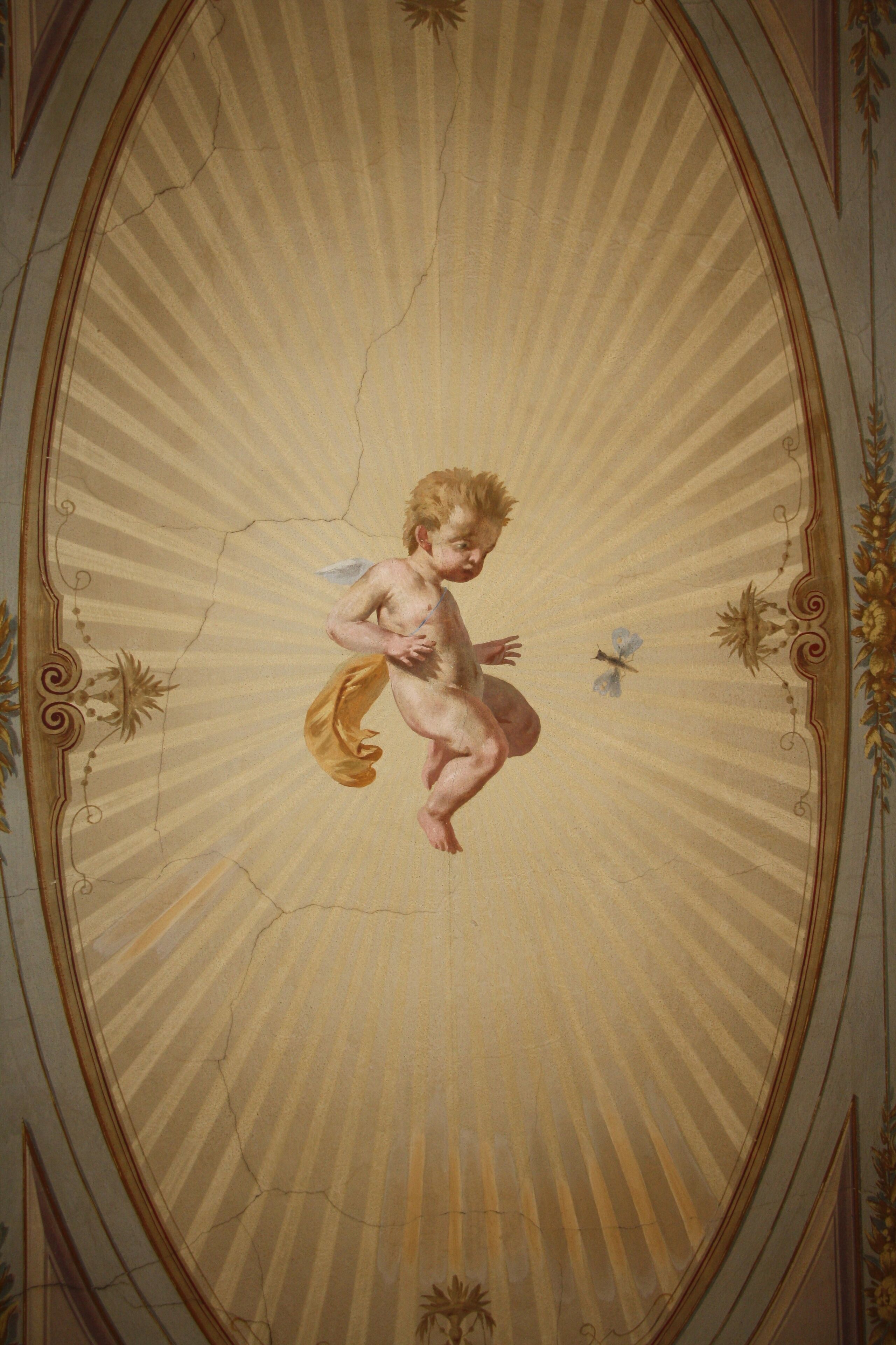Un plafond orné d’un motif circulaire central représentant un putin.