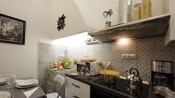 Studio Queen Deluxe | Cocina privada | Cafetera de espresso, cafetera y tetera y tetera eléctrica