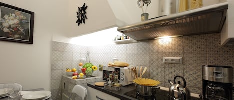 Studio Queen Deluxe | Cucina privata | Macchina per caffè espresso, macchina per tè/caffè, bollitore elettrico