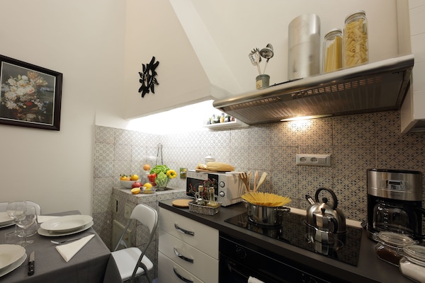 Studio Queen Deluxe | Private kitchen | Espresso maker, coffee/tea maker, electric kettle