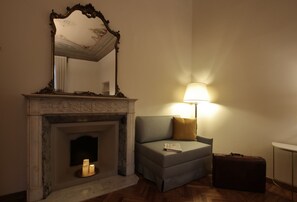 Minibar, in-room safe, desk, laptop workspace - Corsini Tintori Guest House (Florence)