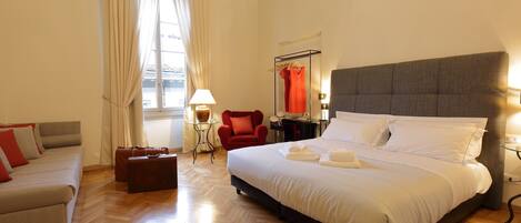 Deluxe Family Room | Minibar, coffres-forts dans les chambres, bureau