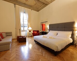 Deluxe Family Room | Minibar, in-room safe, desk, laptop workspace - Corsini Tintori Guest House (Florence)