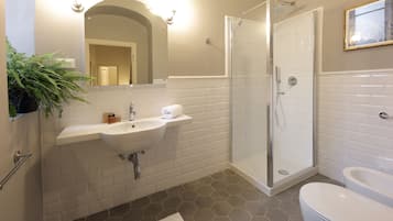 Single Room (Private External Bathroom) | Bathroom | Shower, free toiletries, hair dryer, towels