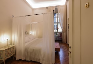 Minibar, caja de seguridad en la habitación y escritorio 