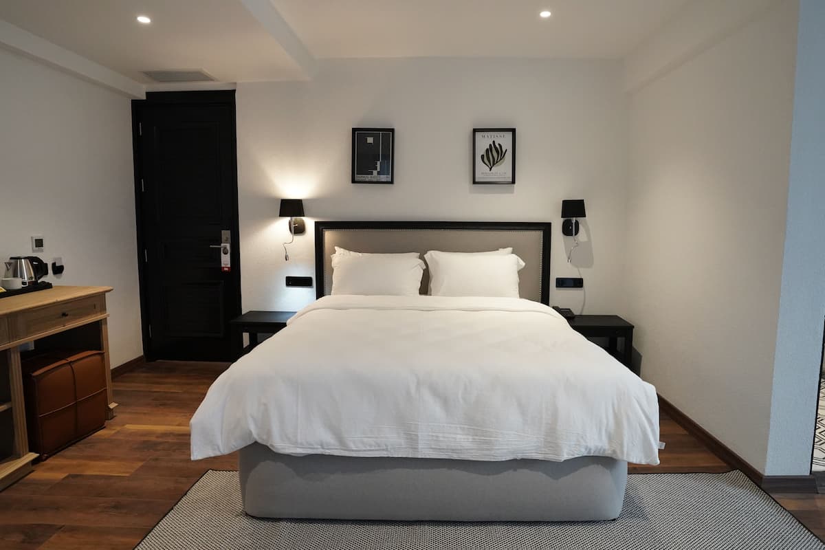Classic Room, 1 Double Bed, Non Smoking, Garden View | 1 bedroom, minibar, in-room safe, desk