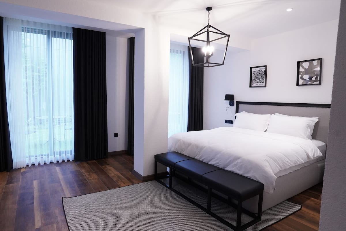 Deluxe Room | 1 bedroom, minibar, in-room safe, desk