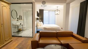 Deluxe Room | 1 bedroom, minibar, in-room safe, desk