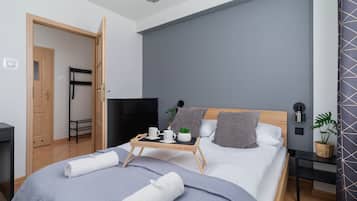 1 chambre, bureau, fer et planche Ă repasser, lit parapluie