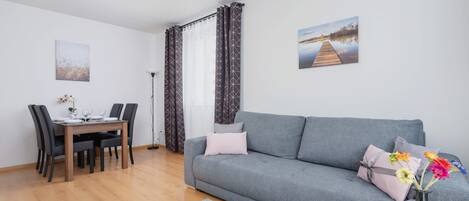 Una televisión, una oficina