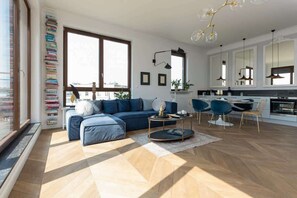 Living area - Elegant Apartment with a Large Terrace  Two Parking Spaces Remote Working (Warszawa)