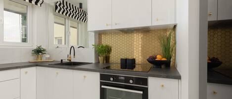 Kühlschrank, Ofen, Herdplatte, Geschirrspüler