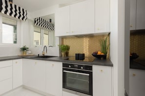 Fridge, oven, stovetop, dishwasher - Central Apartment | Air Conditioning | Balcony | Workspace. (Warszawa)
