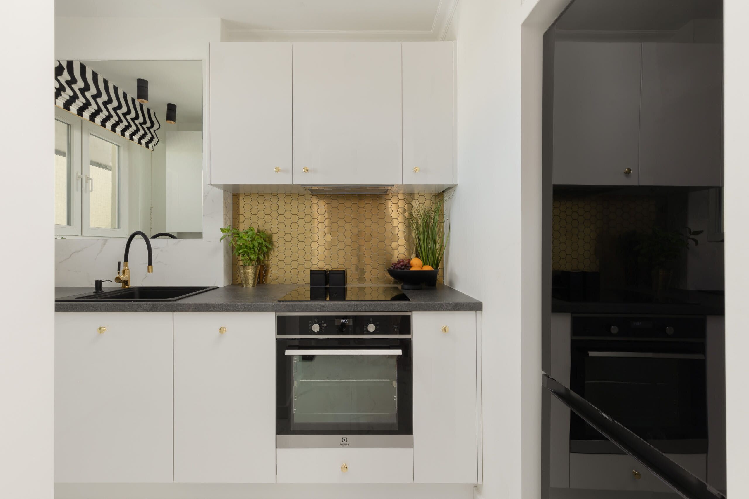 Fridge, oven, stovetop, dishwasher