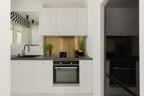 Fridge, oven, stovetop, dishwasher