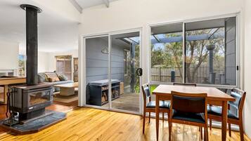 Una televisión, una chimenea, un reproductor de DVD