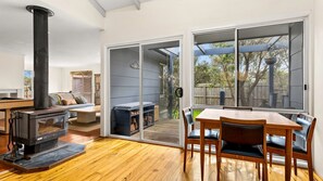 Televisio, takka, DVD-soitin, pöytätennispöytä