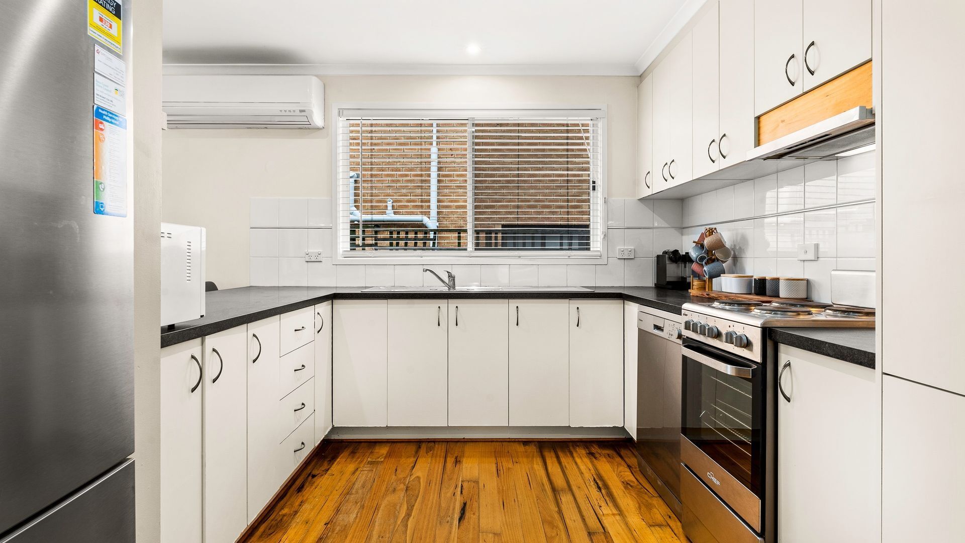 Jääkaappi, mikroaaltouuni, uuni, liesi