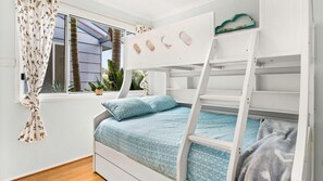 4 bedrooms, iron/ironing board, travel cot, Internet - Calm 3922 in Surf Beach (Surf Beach)