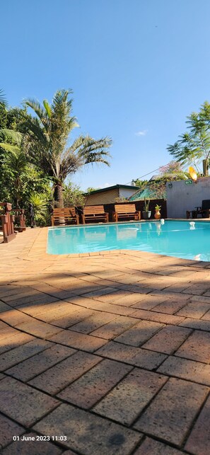 Outdoor pool - Casa Palmeira Guesthouse (Mbombela)