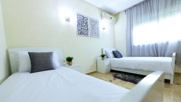 2 Schlafzimmer, Schreibtisch, Bügeleisen/Bügelbrett, Reisekinderbett