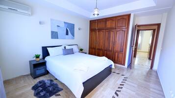 2 Schlafzimmer, Schreibtisch, Bügeleisen/Bügelbrett, Reisekinderbett