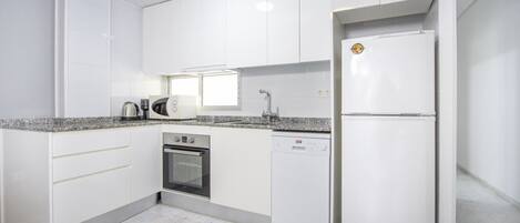 Een koelkast, een oven, een vaatwasser, een koffiezetapparaat/waterkoker