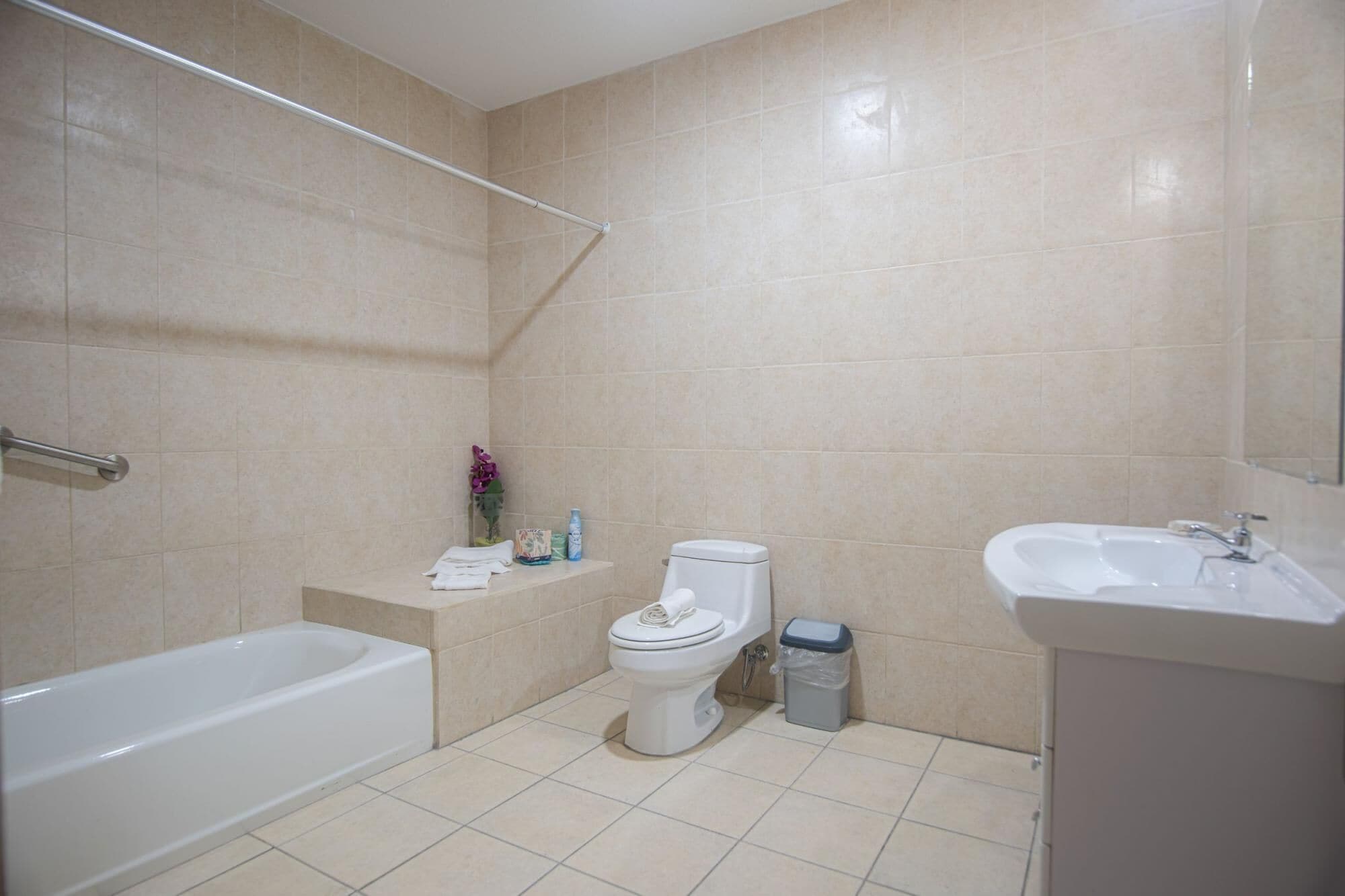 Ein Badezimmer mit Badewanne, Toilette und Waschbecken.