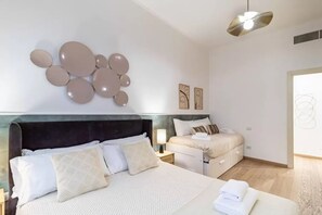 3 bedrooms, iron/ironing board, travel cot, free WiFi - Apartment in Milan with 3 bedrooms sleeps 8 (Milan)