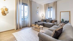 A modern living room with a sofa set, a coffee table, and a large window with curtains. - Apartment in Milan with 3 bedrooms sleeps 8 (Milan)
