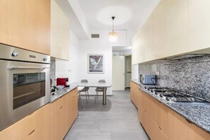 Fridge, microwave, oven, stovetop - Apartment in Milan with 3 bedrooms sleeps 8 (Milan)