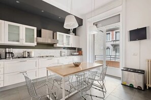 Fridge, microwave, oven, stovetop - Apartment in Milan with 4 bedrooms sleeps 12 (Milan)