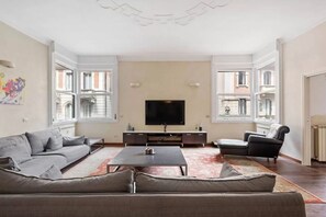 TV - Apartment in Milan with 4 bedrooms sleeps 12 (Milan)