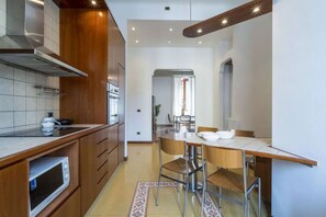Fridge, microwave, oven, stovetop - Apartment in Milan with 3 bedrooms sleeps 7 (Milan)