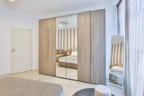 2 habitaciones, tabla de planchar con plancha y cuna de viaje