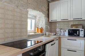 Fridge, microwave, oven, stovetop - Mediteranea traditional stone house with pool, BBQ and beautiful sea view (Lumbarda)