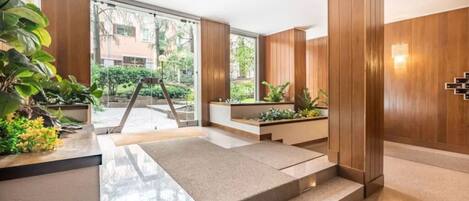 المنشأة من الداخل