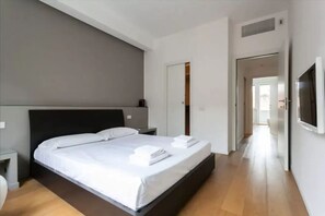 2 bedrooms, iron/ironing board, travel cot, free WiFi - Apartment in Milan with 2 bedrooms sleeps 6 (Milan)
