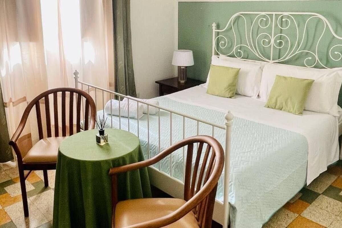 Habitación doble Confort | Ropa de cama hipoalergénica, edredón, escritorio y insonorización