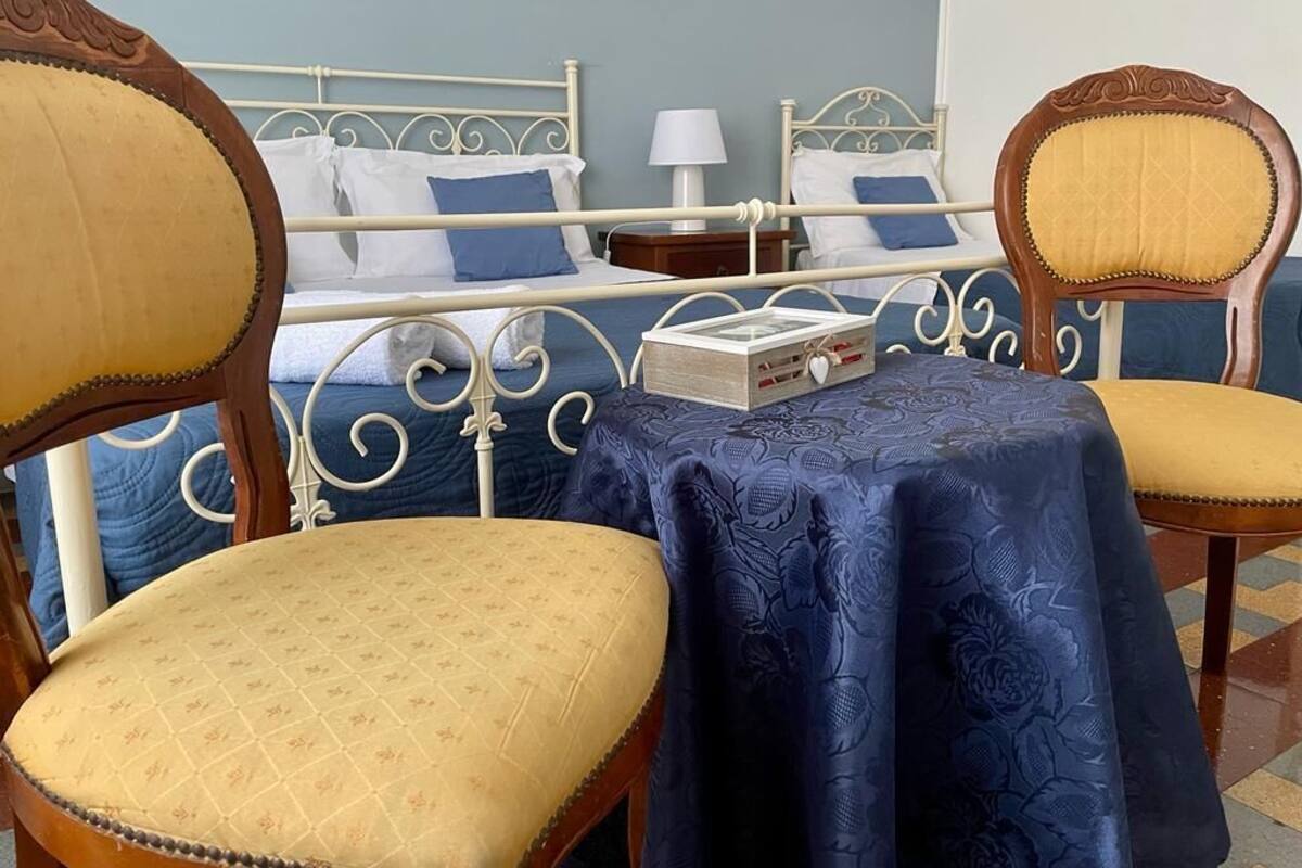 Habitación triple superior | Ropa de cama hipoalergénica, edredón, escritorio y insonorización