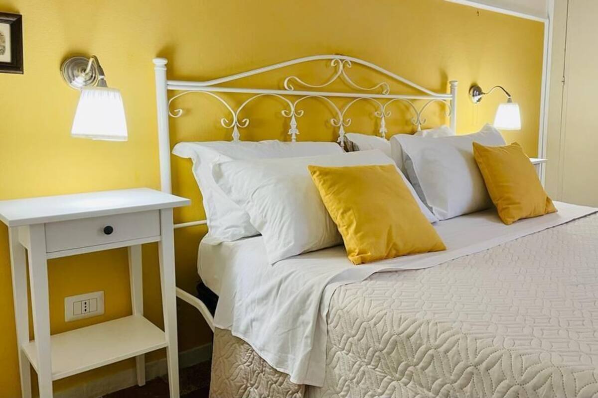 Habitación doble económica | Ropa de cama hipoalergénica, edredón, escritorio y insonorización