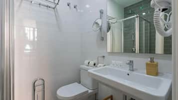 San Agustin 2 | Bathroom | Shower, hair dryer, bidet, towels