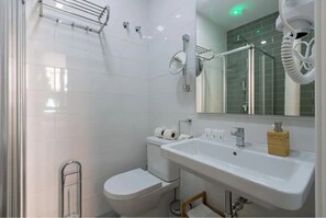 San Agustin 2 | Bathroom | Shower, hair dryer, bidet, towels