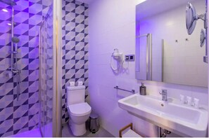 Appartement | Badkamer | Een douche, een haardroger, een bidet, handdoeken