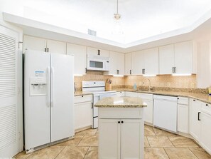 ثلاجة، ميكروويف، فرن، موقد طهي مسطح