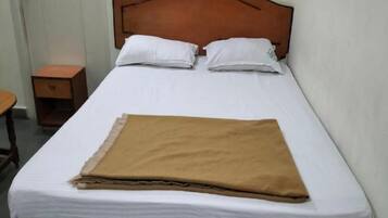 1 bedroom, Egyptian cotton sheets, premium bedding, desk