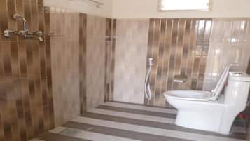 Pancuran mandi, hulu semburan mandi hujan, tuala disediakan, sabun